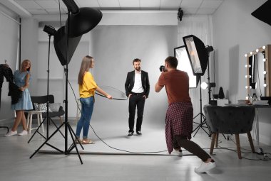 Profesyonel takım fotoğraf stüdyosu modeli ile çalışma
