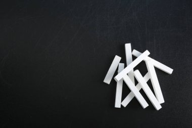 Tahtadaki tebeşir parçaları, üst görünüm