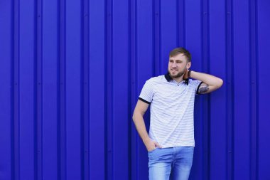 Genç hipster dostum renk duvara yakın poz şık kot pantolon