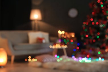 Şık oda dekore edilmiş Noel ağacı ile bulanık bakış