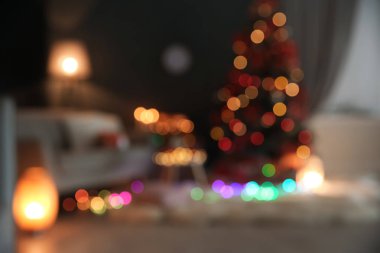 Şık oda dekore edilmiş Noel ağacı ile bulanık bakış
