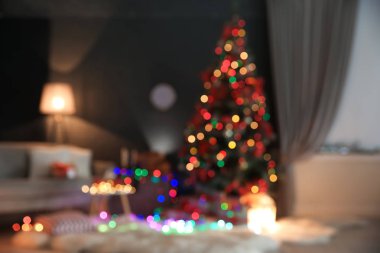 Şık oda dekore edilmiş Noel ağacı ile bulanık bakış