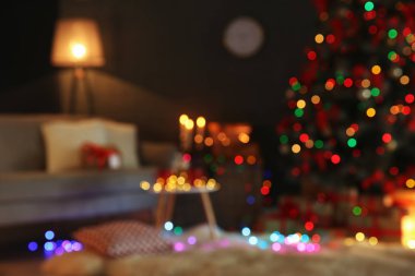 Şık oda dekore edilmiş Noel ağacı ile bulanık bakış