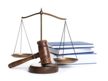 Tahta tokmak, ölçekler Adalet ve beyaz zemin üzerine kitaplar. Hukuk kavramı