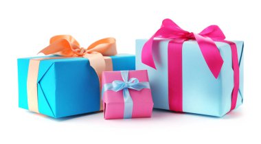 Güzel hediye kutuları beyaz zemin üzerine şeritler