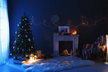 Noel ağacı ve şömine sahip şık oda iç