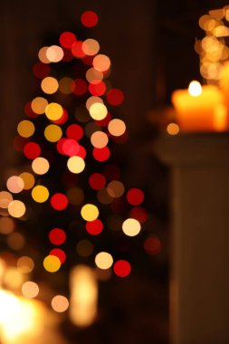 Şık salon iç Noel ağacı ve peri ışıkları gece bulanık görünüm