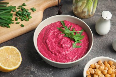 Lezzetli kremsi pancar humus karanlık tablo ile kase