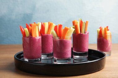 Gözlük ile taze pancar humus ve ahşap masa dilimlenmiş sebze