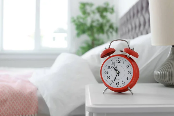 Reloj Despertador Analógico Mesa Del Dormitorio Hora Del Día — Foto de Stock