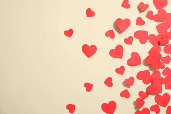 Küçük Kağıt Kalpler Renk Arka Plan Üstten Görünüm — Stok fotoğraf