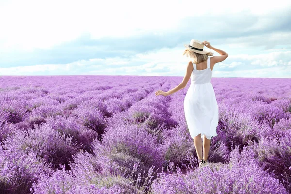 Jonge Vrouw Lavendelveld Zomerdag — Stockfoto