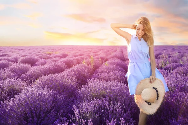 Jeune Femme Dans Champ Lavande Jour Été — Photo