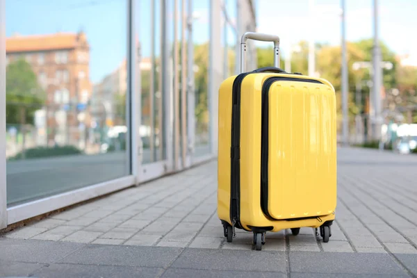 Valise Transport Jaune Emballée Sur Rue Ville — Photo