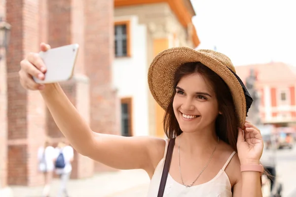 Mujer Joven Tomando Selfie Calle Ciudad — Foto de Stock