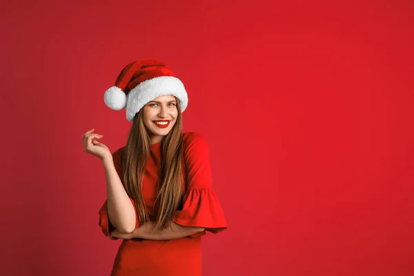 Noel Baba Şapkası Renk Arka Plan Üzerinde Genç Güzel Kadın — Stok fotoğraf