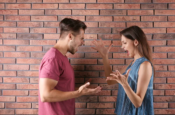 Pareja Joven Discutiendo Cerca Pared Ladrillo Problemas Relación — Foto de Stock