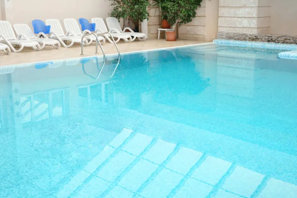 Piscina Con Refrescante Agua Azul Tiempo Para Relajarse — Foto de Stock