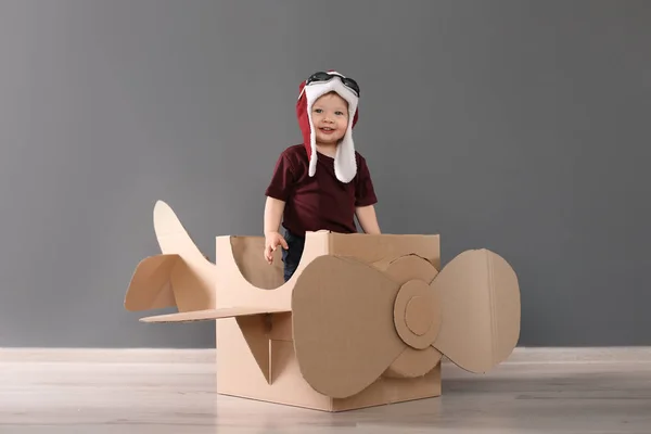 Bedårande Små Barn Leker Med Cardboard Planet Inomhus — Stockfoto
