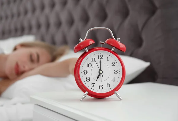 Analoger Wecker Und Verschwommene Verschlafene Frau Hintergrund Tageszeit — Stockfoto