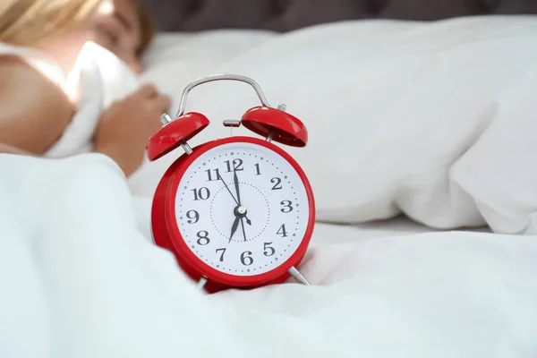 Αναλογικό Ρολόι Συναγερμών Και Κοιμισμένη Γυναίκα Στο Κρεβάτι Ώρα Της — Φωτογραφία Αρχείου