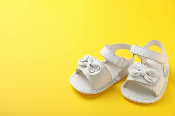 Par Söt Baby Sandaler Färgbakgrund — Stockfoto