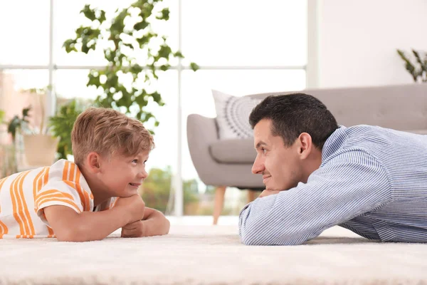 Pai Com Filho Bonito Chão Casa Família Feliz — Fotografia de Stock