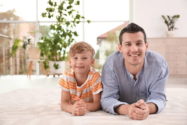 Vader Met Schattig Kind Verdieping Thuis Gelukkige Familie — Stockfoto