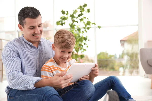 Vader Met Kind Met Behulp Van Tablet Thuis Gelukkige Familie — Stockfoto