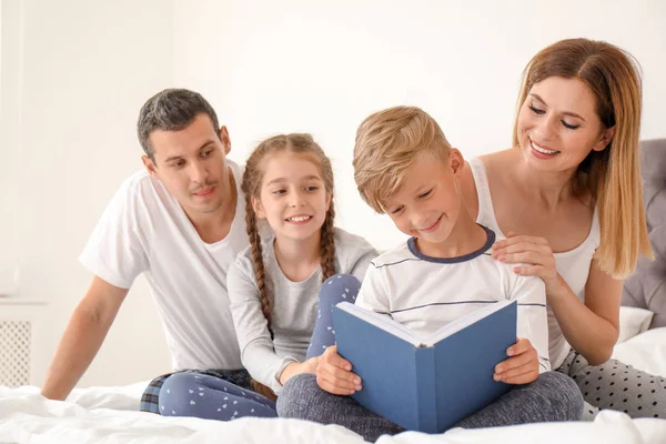 Child Reading Book Family Bedroom Spending Time Together — Stock Photo, Image