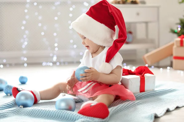 Schattige Baby Feestelijke Kostuum Spelen Met Kerst Decor Verdieping Thuis — Stockfoto