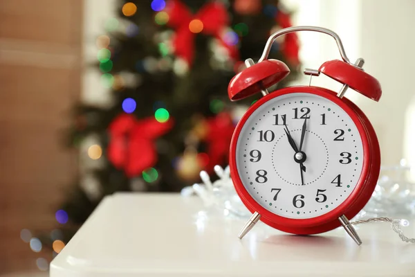 背景红色的闹钟和圣诞树 庆祝时间 — 图库照片