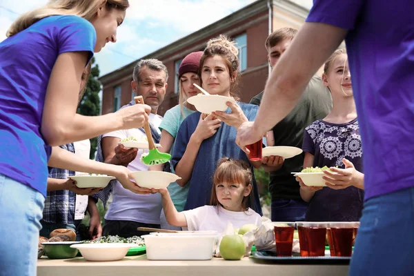 Voluntarios Sirviendo Comida Para Pobres Aire Libre — Foto de Stock