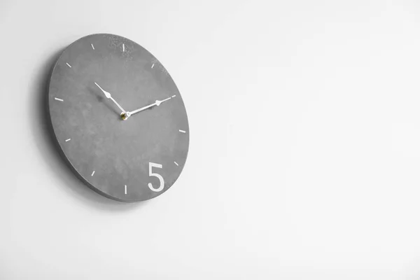 Stylische Uhr Auf Weißem Hintergrund Zeitkonzept — Stockfoto