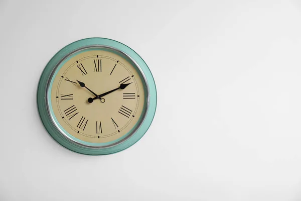 Relógio Elegante Fundo Branco Conceito Tempo — Fotografia de Stock