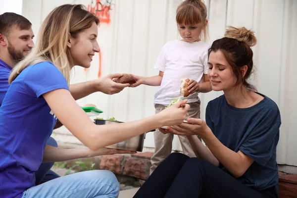 Pobres Que Reciben Comida Voluntarios Aire Libre — Foto de Stock