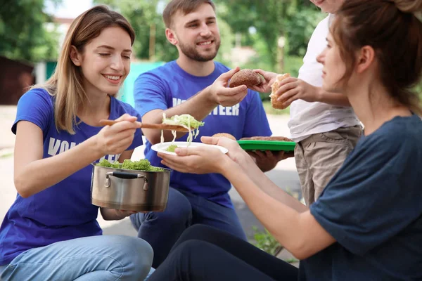 Pobres Que Reciben Comida Voluntarios Aire Libre — Foto de Stock