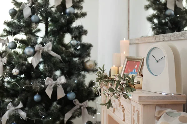 Cheminée Décorée Sapin Noël Dans Salon Intérieur Élégant — Photo