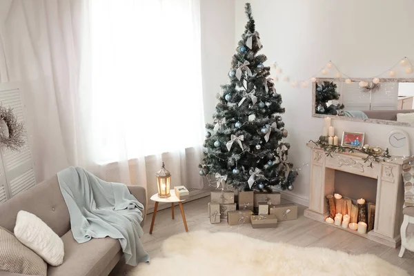 Stijlvolle Woonkamer Interieur Met Versierde Kerstboom — Stockfoto