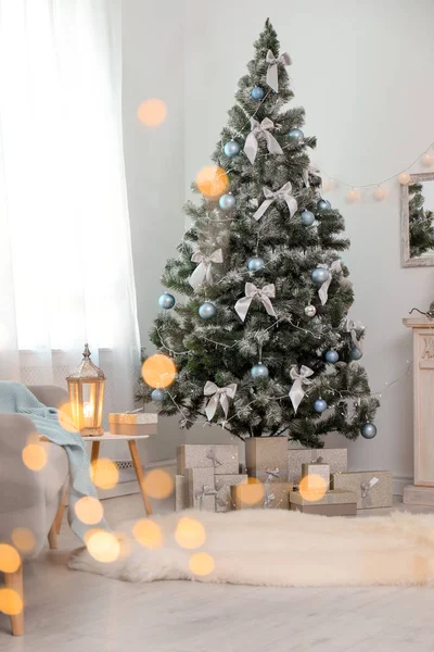 Stilvolles Wohnzimmerinterieur Mit Geschmücktem Weihnachtsbaum Und Verschwommenem Licht Vordergrund — Stockfoto