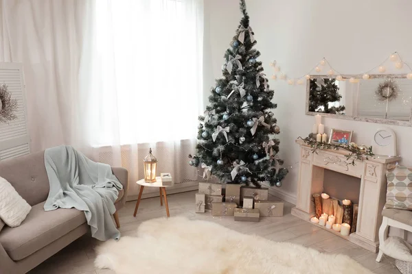 Stilvolles Wohnzimmer Interieur Mit Geschmücktem Weihnachtsbaum — Stockfoto