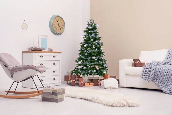Elegante Salón Interior Con Árbol Navidad Decorado — Foto de Stock