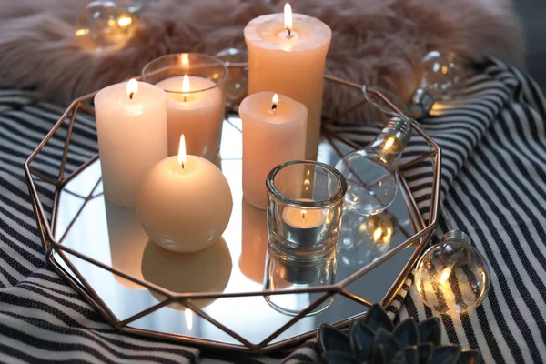 Tablett Mit Brennenden Kerzen Auf Gestreiftem Stoff — Stockfoto