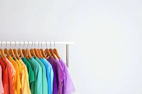 Rek Met Regenboog Kleding Lichte Achtergrond — Stockfoto