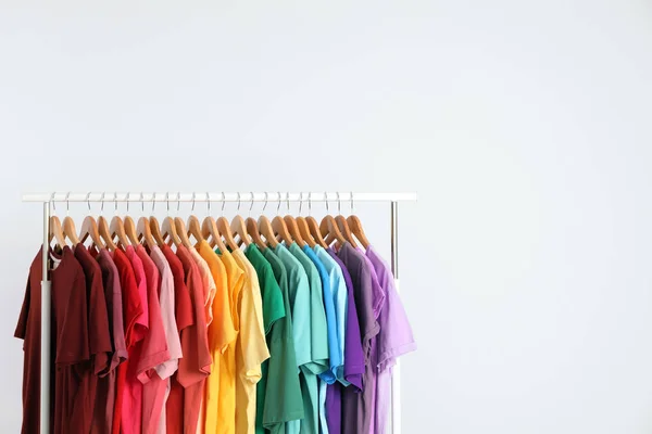 Wieszak Rainbow Ubrania Jasnym Tle — Zdjęcie stockowe