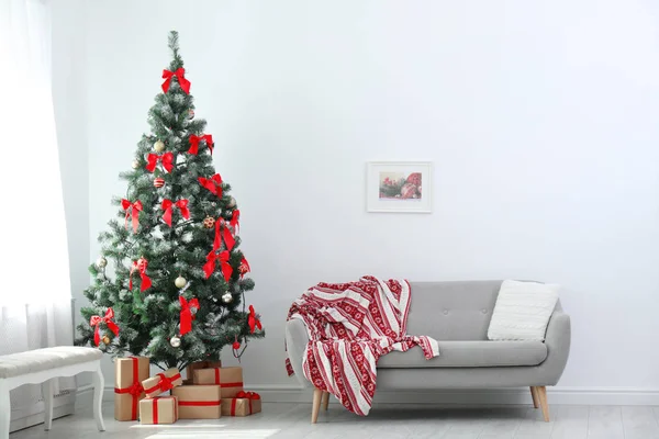 Elegante Soggiorno Interno Con Albero Natale Decorato Comodo Divano — Foto Stock