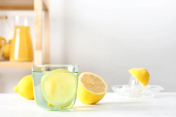 Glas Vatten Med Citron Skiva Bord — Stockfoto