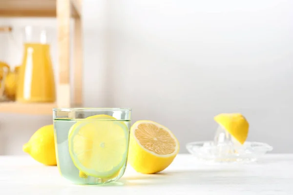 Verre Eau Avec Tranche Citron Sur Table — Photo