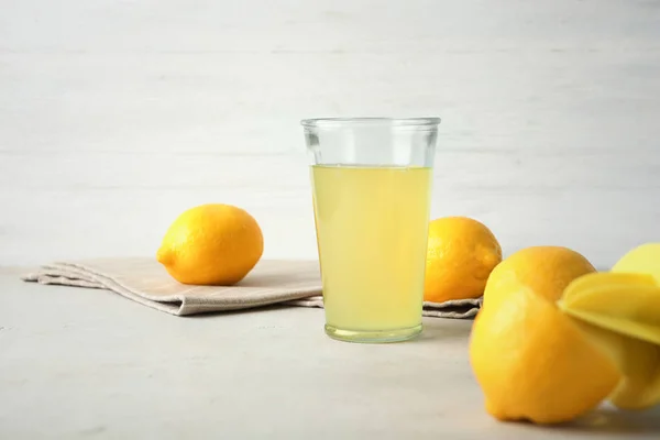 Sklo Čerstvou Citronovou Šťávou Ovoce Stole — Stock fotografie