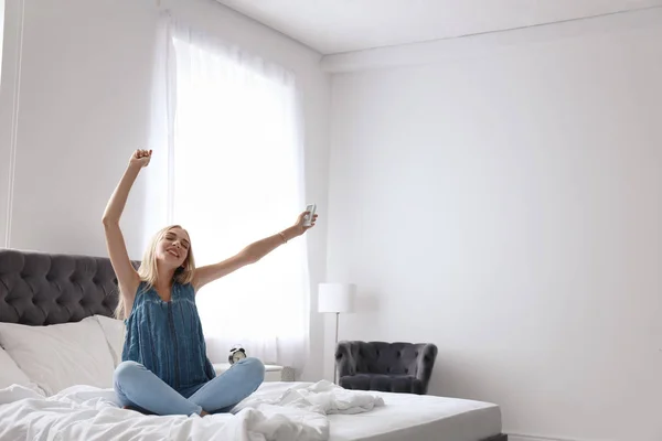 Jovem Mulher Operando Condicionado Com Controle Remoto Casa — Fotografia de Stock